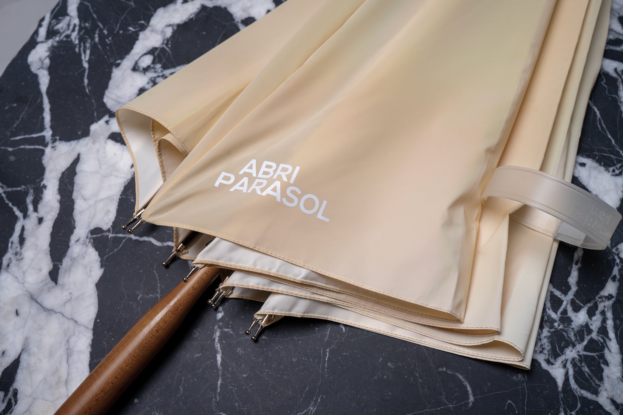 TRADITIONAL MAPLEWOOD UMBRELLA - LIGHT REFLECTIVE